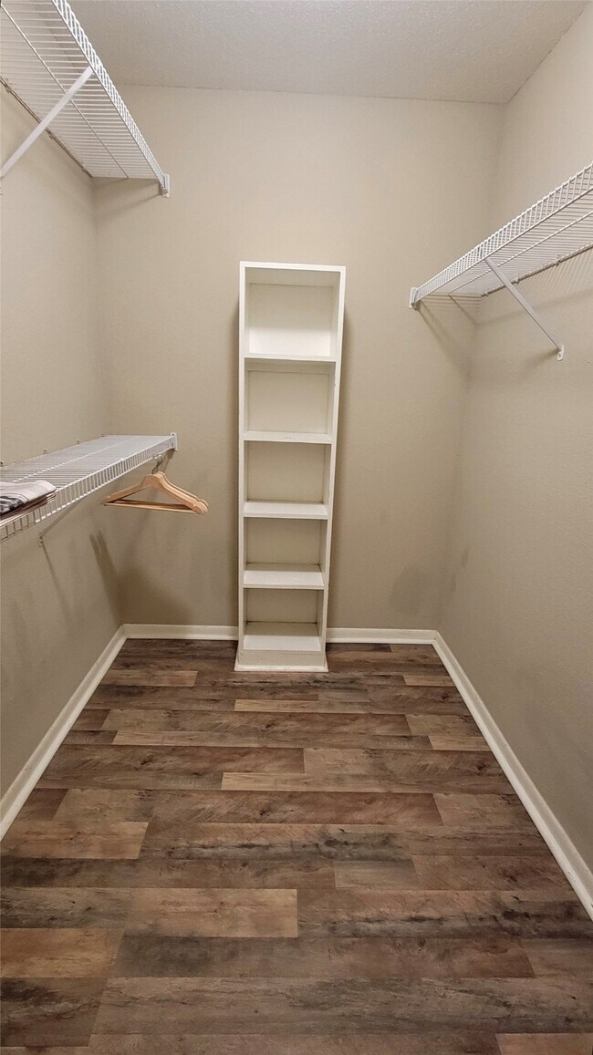 Building Photo - 2824 S Bartell Dr