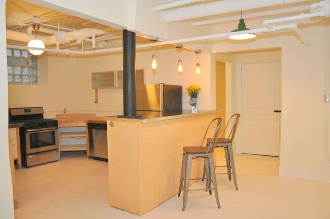 Building Photo - 2550 Pillsbury Ave