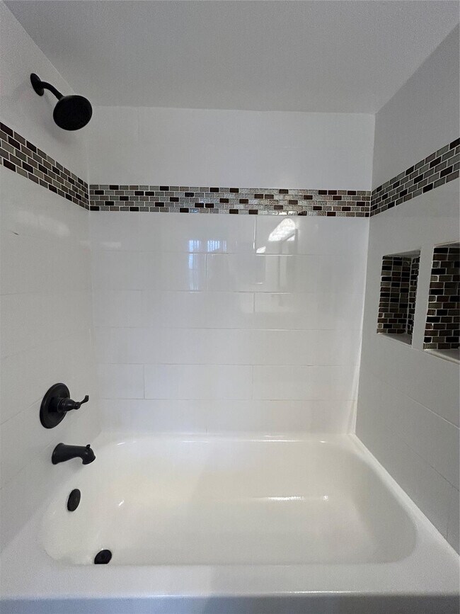 Building Photo - 211 Lake Pointe Dr