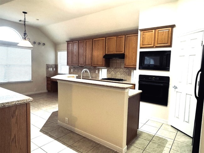 Building Photo - 2910 Sandleigh Dr