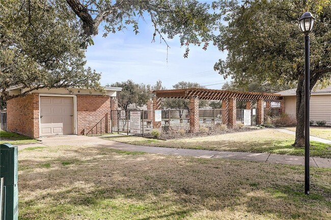 Building Photo - 1901 Holleman Dr W