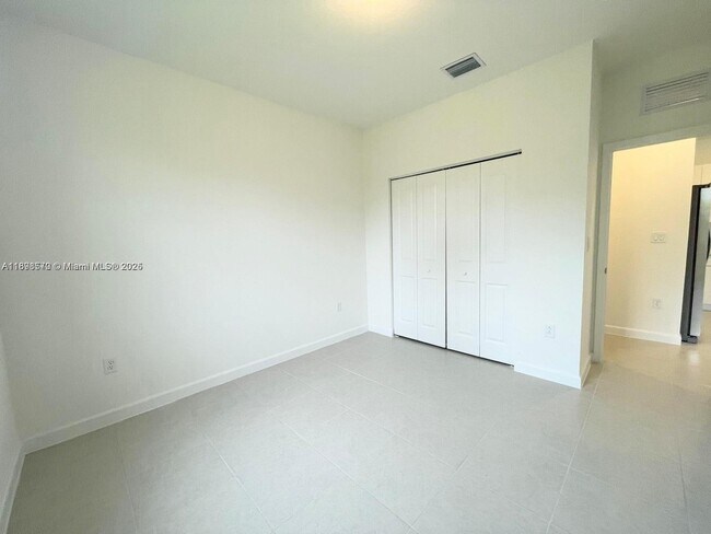 Building Photo - 2647 SE 8th Ct