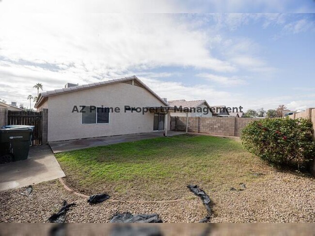 Building Photo - 10864 W Devonshire Ave