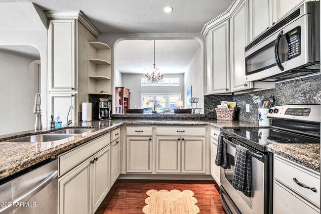 Building Photo - 8889 E Meadow Hill Dr