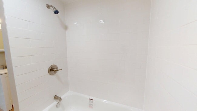 Building Photo - South Euclid Beauty - 3 bedroom Single Fam...