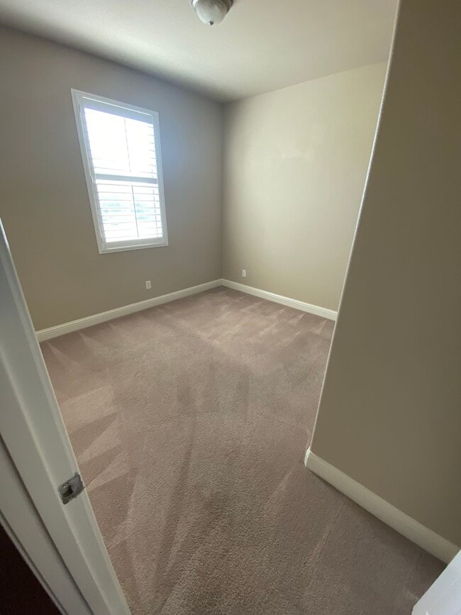 Building Photo - Beautiful 2 story Home in gated community ...