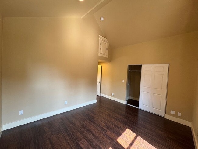 Building Photo - Cozy 3 bed 2.5 bath townhome on North Quee...