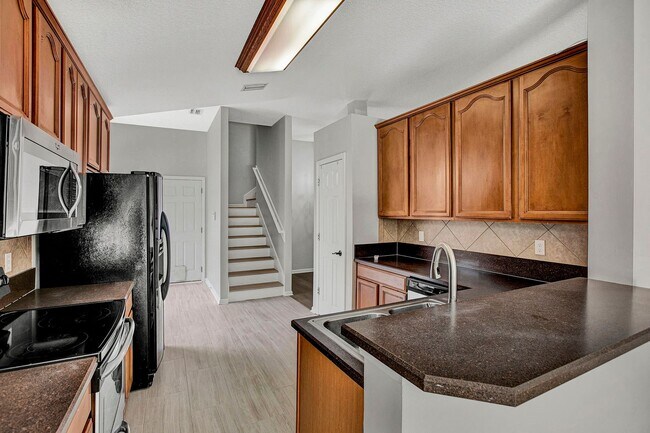 Building Photo - Renovated 5 bedroom/3 bathroom home in Wor...
