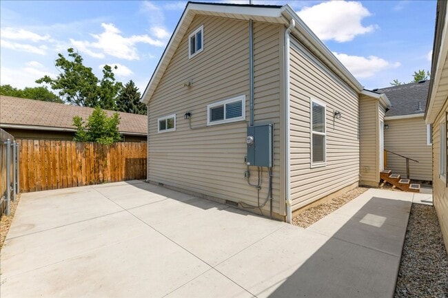 Building Photo - Remodeled 5 Bedroom Home Close to Boise St...