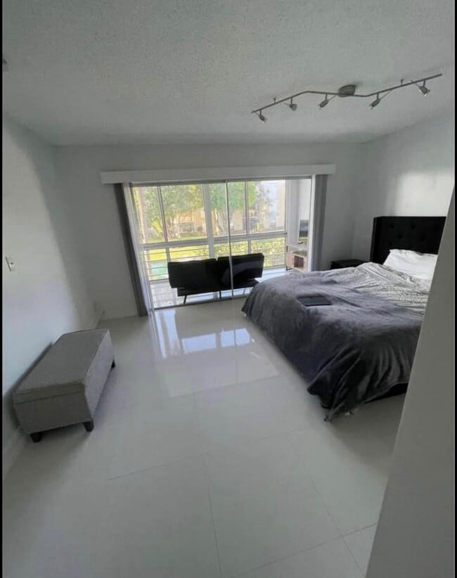 Building Photo - 300 Waterway Dr S