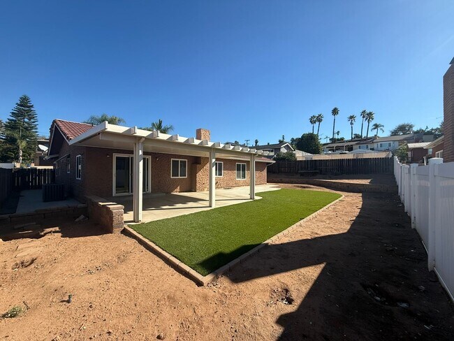 Building Photo - Charming 3-Bedroom 2-Bath Home with Large ...