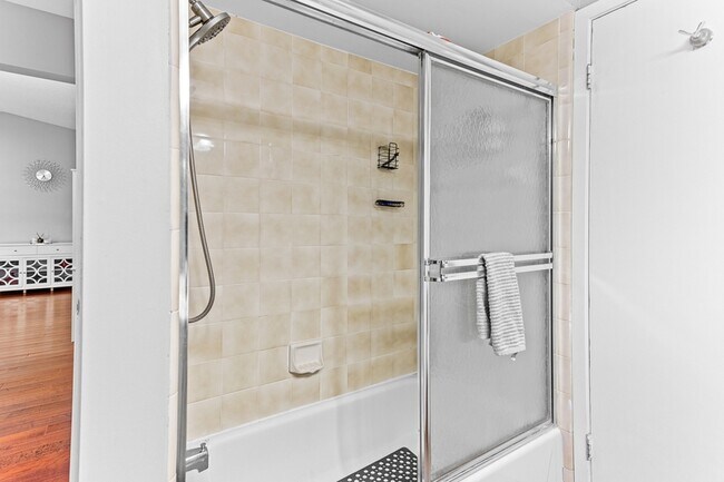 Building Photo - 6560 Ridgefield Cir