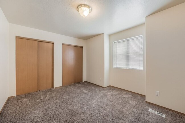Building Photo - 3 bed 2 bath duplex with sprinkler system