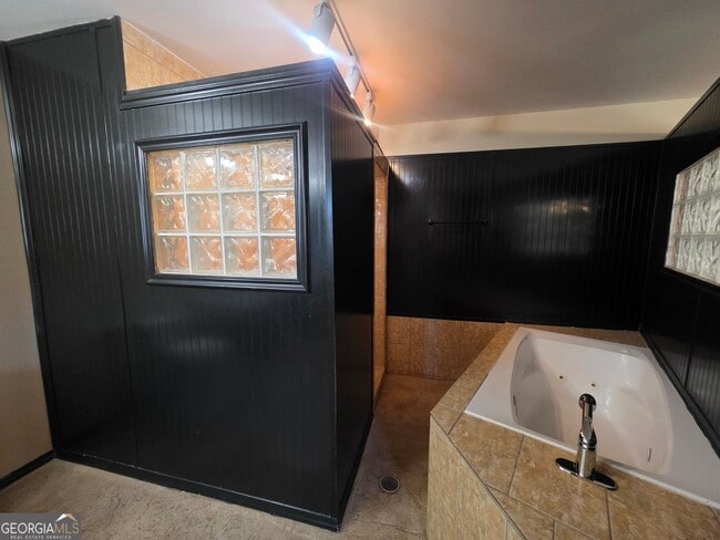 Building Photo - 310 W 5th St