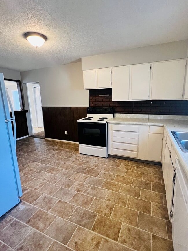 Building Photo - Spacious 2 Story Home