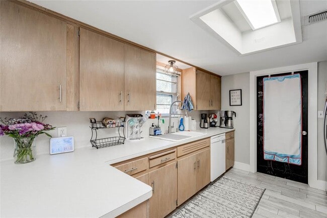 Building Photo - 11512 Oak Trail