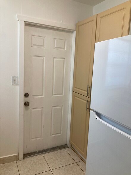 Building Photo - 2101 Bay Dr