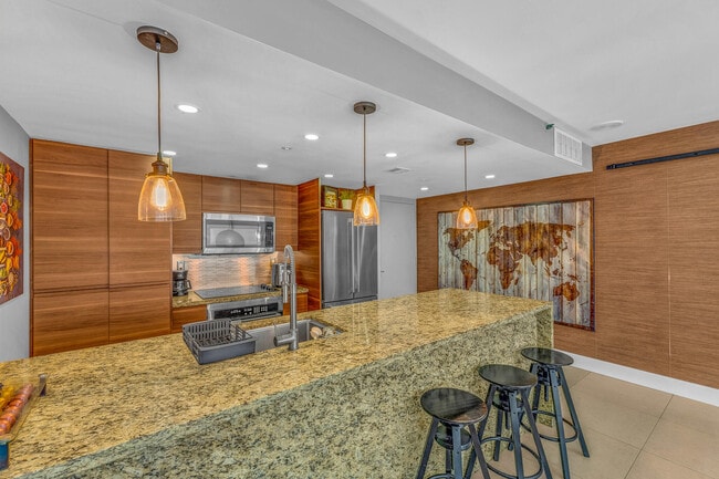 Building Photo - 7601 E Treasure Dr