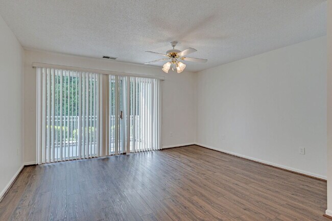 Building Photo - Welcome to Parkview Condos! This beautiful...