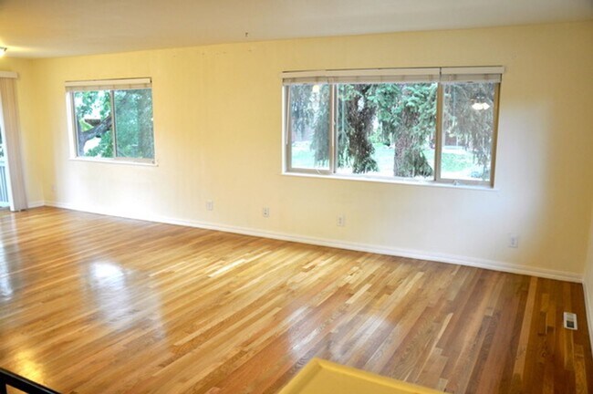 Building Photo - Beautiful 4 Bedroom Split-Level Home with Fenced Yard