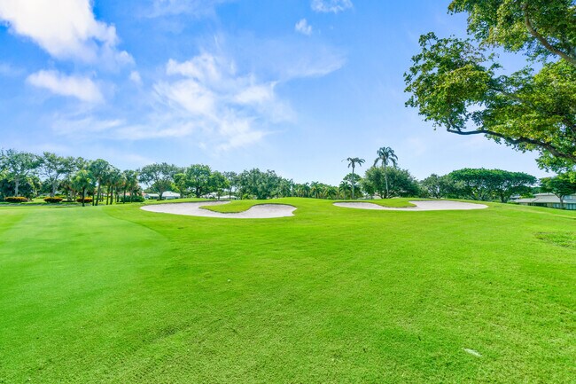 Building Photo - 5 Westgate Ln