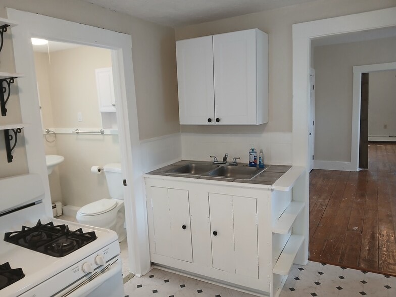 Kitchen - 112 Library Ave