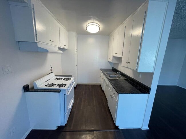 Building Photo - 1.0 bedroom in Canoga Park California 91304
