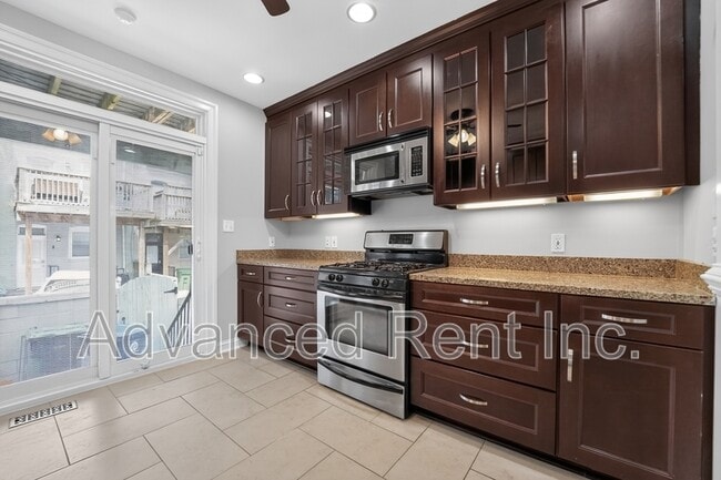 Building Photo - 528 S Curley St