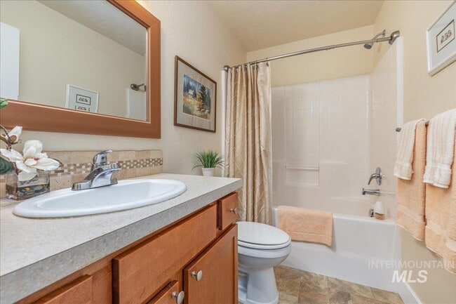 Building Photo - "Charming 3-Bedroom Home with 2 Full Baths in Boise's Sought-After West Dover Heights!"