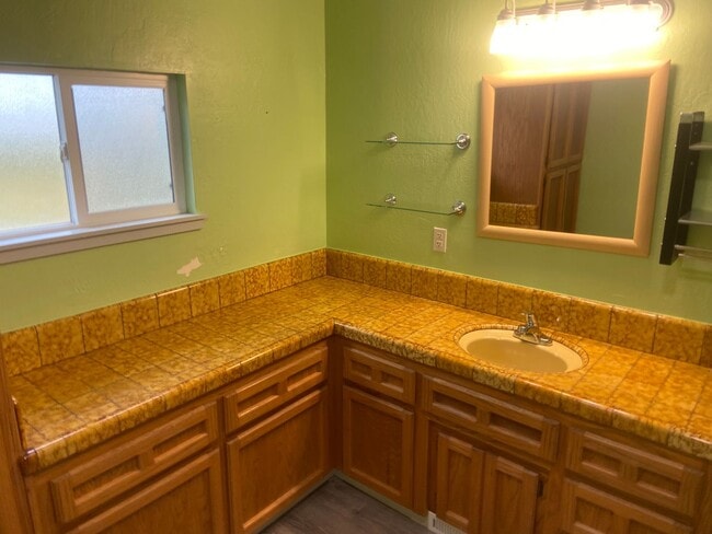 Building Photo - Charming - Off Forni Road - 2 Bdrm, 2 Bath