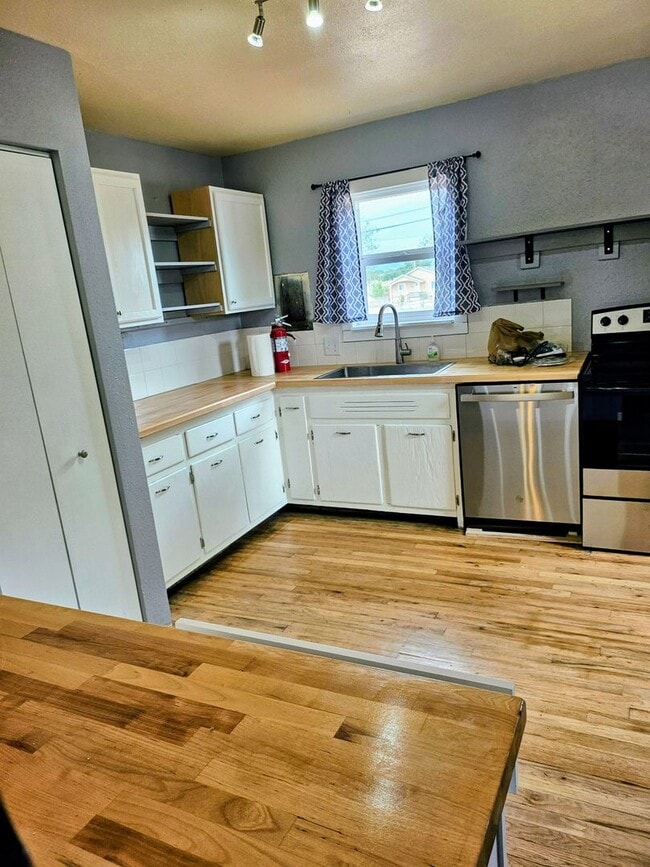 Building Photo - ALL PROSPECTIVE TENANTS MUST SUBMIT A $58 ...