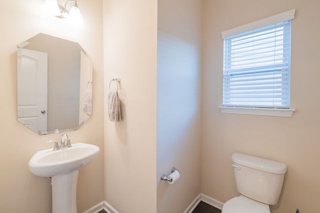 Building Photo - Spacious 4 Bedroom, 3.5 Bath Home for Rent in Pineville!