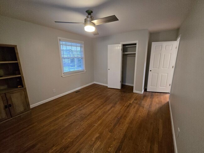 Building Photo - 929 Due W Ave N