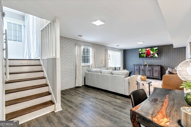 Building Photo - 2480 Powers Ferry Dr SE