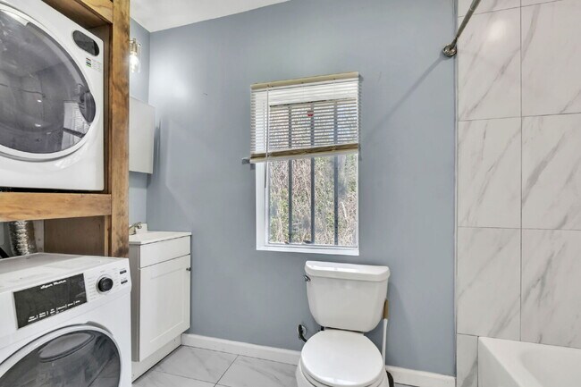 Building Photo - 2BR/1BA Triplex apartment home move-in ready!! $850/mo**