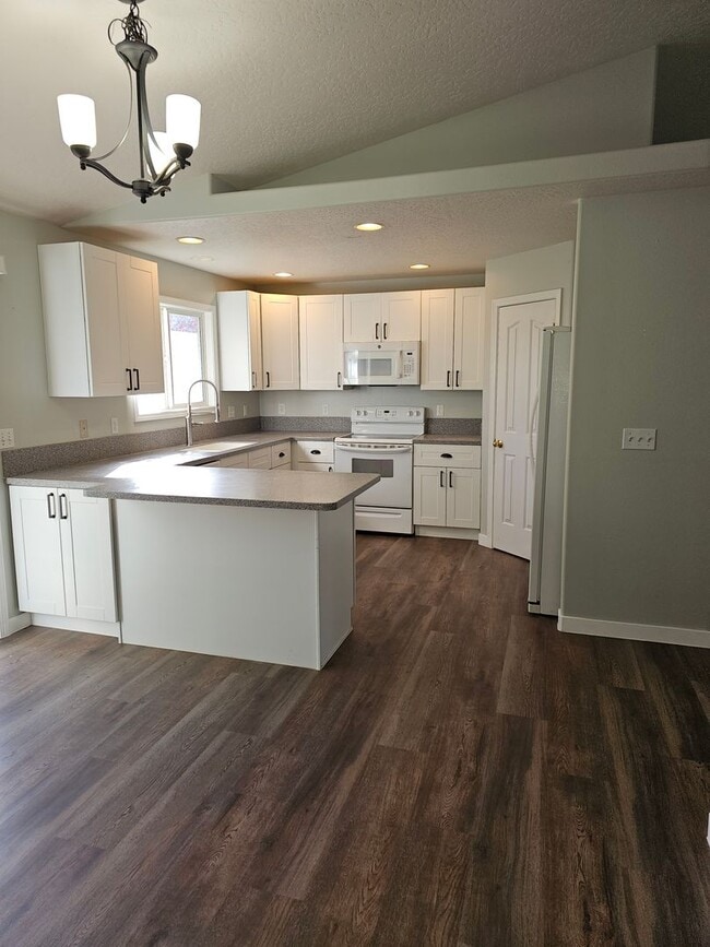 Building Photo - Updated Open Floor Plan in Nampa!