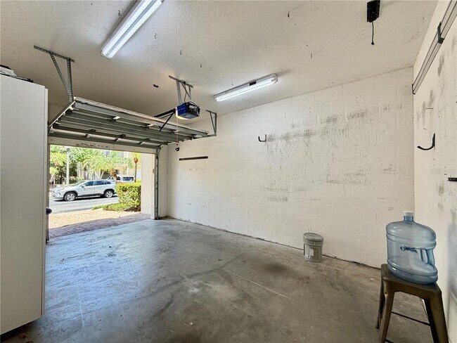 Building Photo - 526 101st Ave N