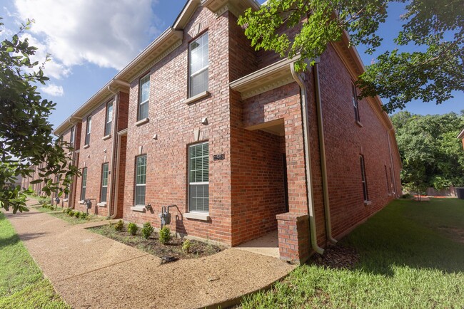 Building Photo - Brand New Townhome