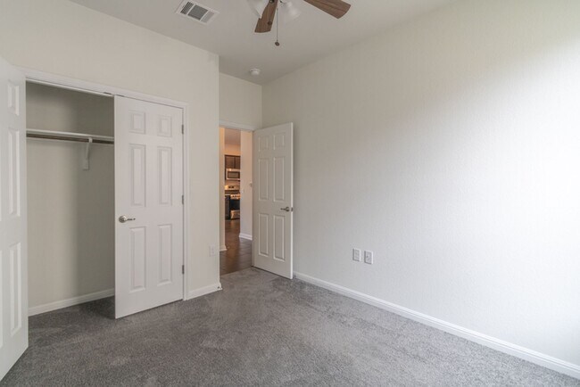 Building Photo - 909 Durness Dr