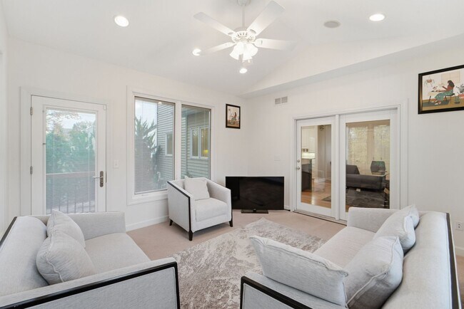 Building Photo - TIMELESS COMFORT!! 4 Bedroom, 4 Bathroom Home in Urbandale!