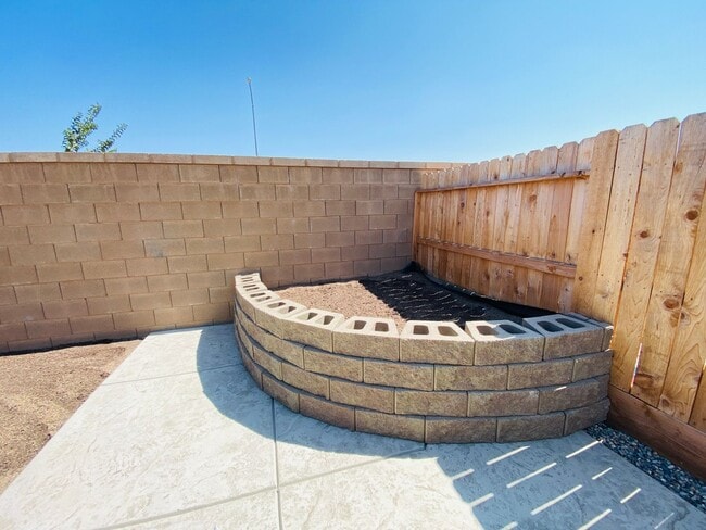Building Photo - $2,495 Leonard & Ashlan, 3 Bedroom Home - ...