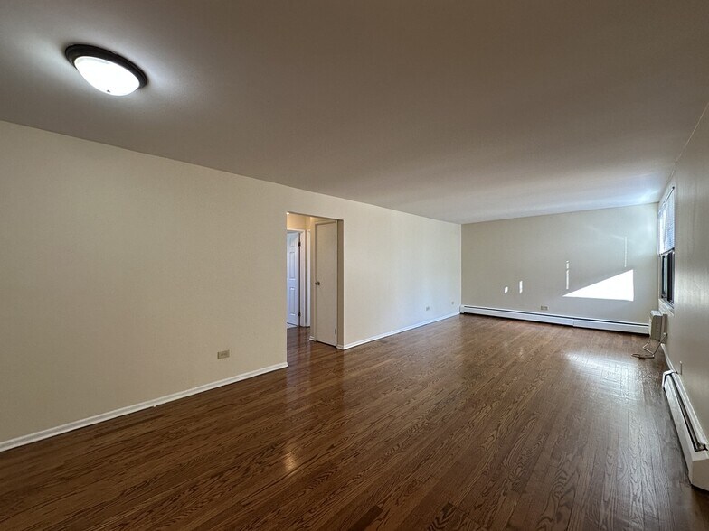 Building Photo - 1644 W Sherwin Ave