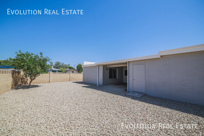 Building Photo - Spacious 4 Bedroom Home with 2 Bathrooms, ...