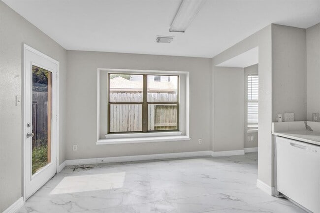 Building Photo - 8530 Village Hollow Ln