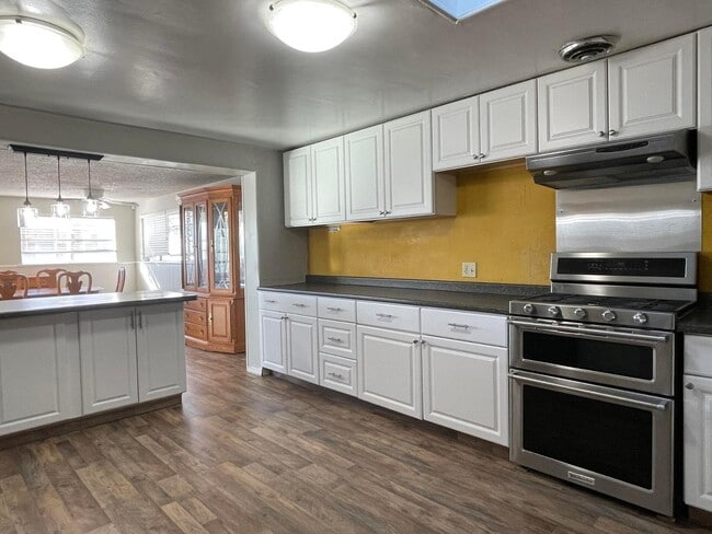 Building Photo - 1817 Cornell Dr SE