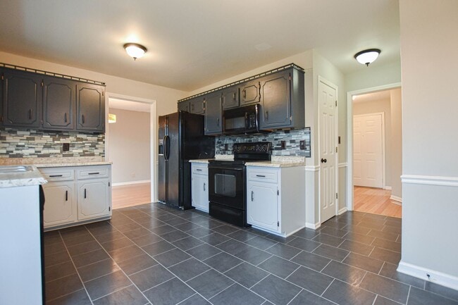 Building Photo - Pet Friendly Three Bedroom!