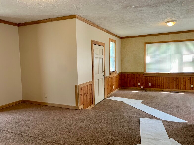 Building Photo - 926 Main Ave W