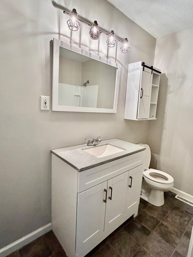 Building Photo - 825 David Ln