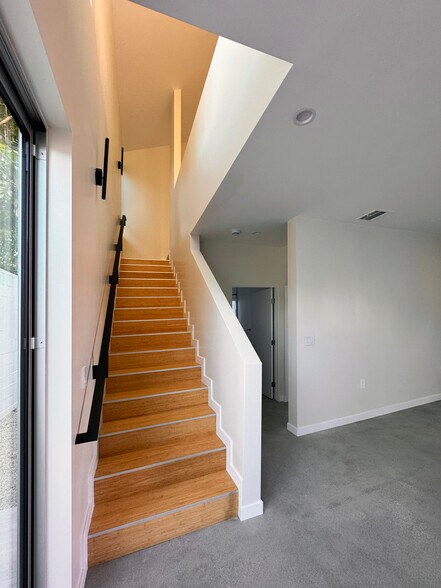 Building Photo - 1210 1/2 Manzanita St