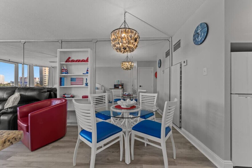 Building Photo - 8817 S Thomas Dr